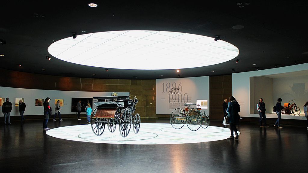 Museum Mercedes-Benz   di Stuttgart, Jerman.