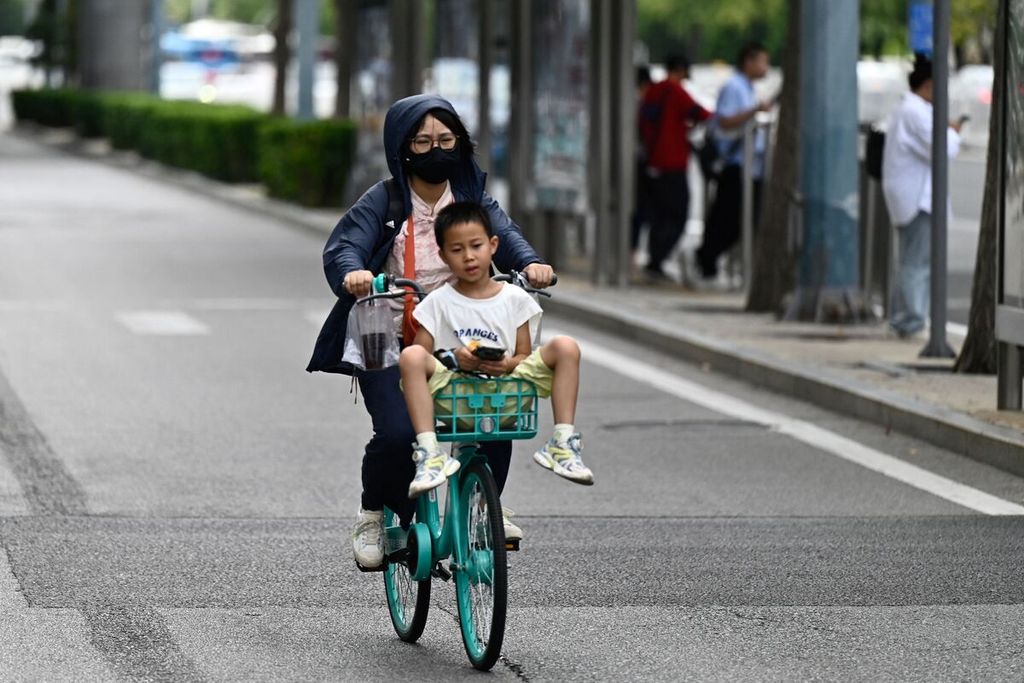 Ibu dan anak di Beijing, China, pada Rabu (14/8/2024).