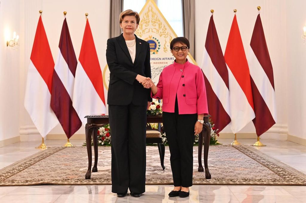 Menteri Luar Negeri RI Retno Marsudi dan Menteri Luar Negeri Latvia Baiba Braze di Kantor Kemenlu RI, Kamis (5/9/2024), di Jakarta.