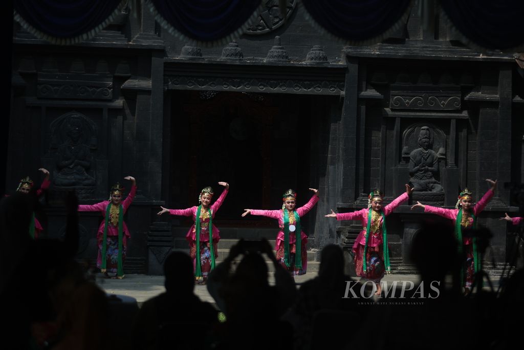 Peserta menampilkan tari Manggung Deui dalam lomba tari Nusantara di Rumah Budaya Nusantara Puspo Budoyo, Ciputat, Tangerang Selatan, Banten, Sabtu (29/7/2023). Lomba yang diikuti 11 kelompok tari tersebut bertujuan untuk melestarikan seni tari tradisi di kalangan remaja.