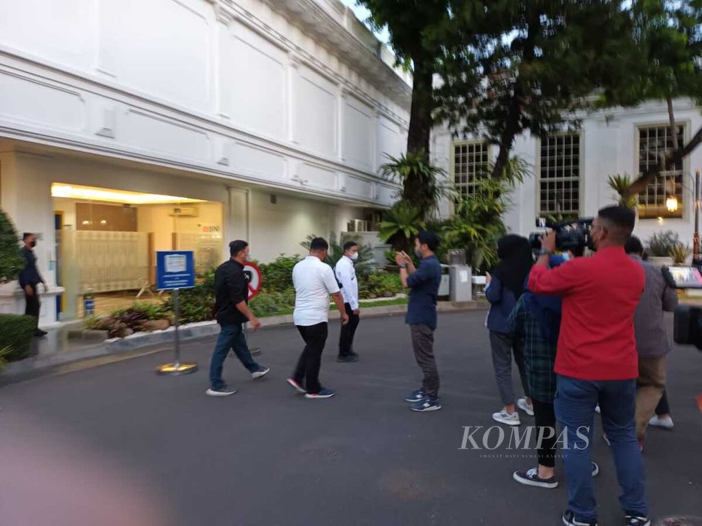 l Deputy Minister of Agrarian and Spatial Planning/Deputy Head of the National Land Agency Surya Tjandra (black shirt) enters the Presidential Palace complex through the side gate of Jalan Veteran, Jakarta, Tuesday (14/6/2022) at around 17.50 WIB.