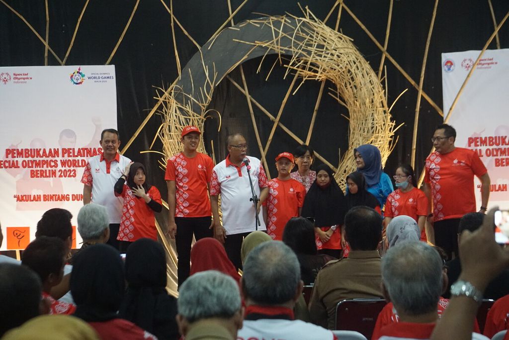 Ketua Umum Special Olympic Indonesia (SOIna) Warsito Ellwein (baju putih, keempat dari kiri) mengenalkan sejumlah altet bertalenta khusus di Yayasan Pembinaan Anak Cacat (YPAC) Semarang, Jawa Tengah, Senin (8/5/2023).