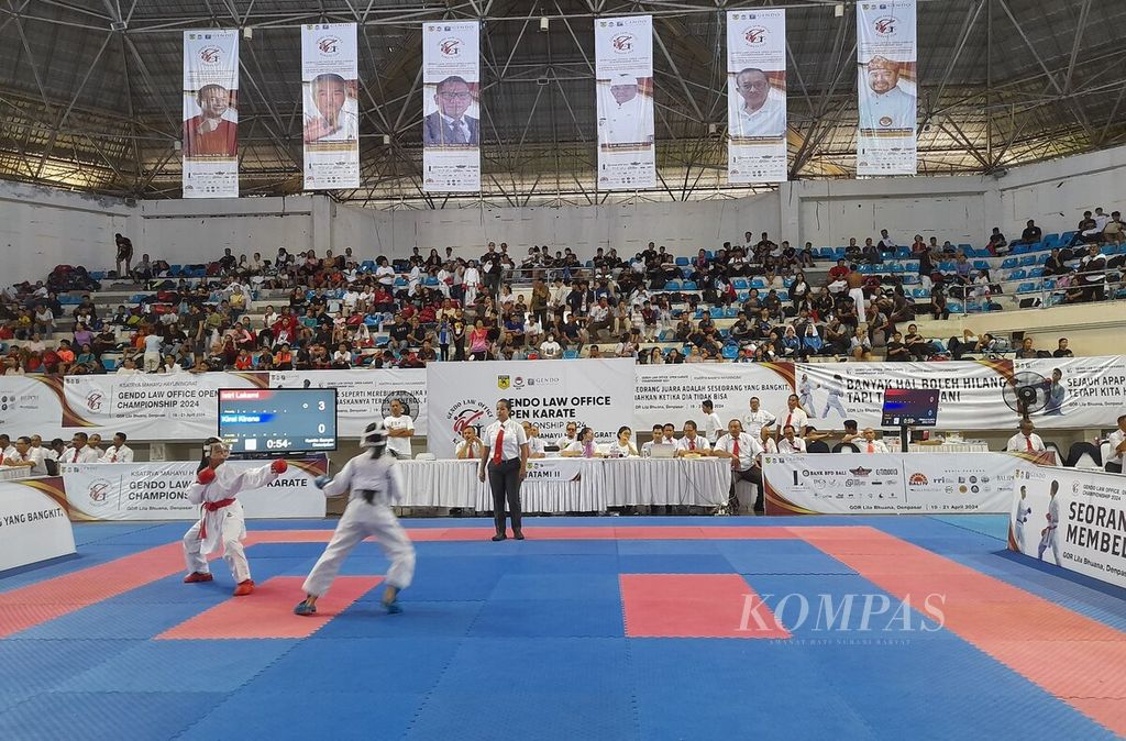 Kejuaraan karate terbuka bertajuk Gendo Law Office Open Karate Championship 2024 digelar di GOR Lila Bhuana, Kota Denpasar, pada 19-21 April 2024. Suasana di GOR Lila Bhuana, Sabtu (20/4/2024), ketika digelar pertandingan kategori kumite. 
