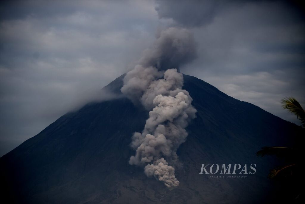 Awan panas terlihat saat erupsi Gunung Semeru di Desa Supiturang, Kecamatan Pronojiwo, Kabupaten Lumajang, Jawa Timur, Selasa (7/12/2021). Warga masih diminta waspada terkait erupsi susulan Gunung Semeru.  