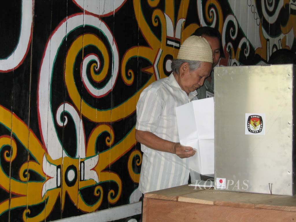 Usia lanjut tidak menghalangi warga suku Dayak di Desa Pampang, Samarinda, Kalimantan Timur, ini untuk memberikan suara dalam pemilu, Senin (5/4/2004) kemarin. Warga yang tidak bisa membaca namun tahu nama calon anggota legislatif yang akan dipilihnya terpaksa meminta bantuan petugas.
