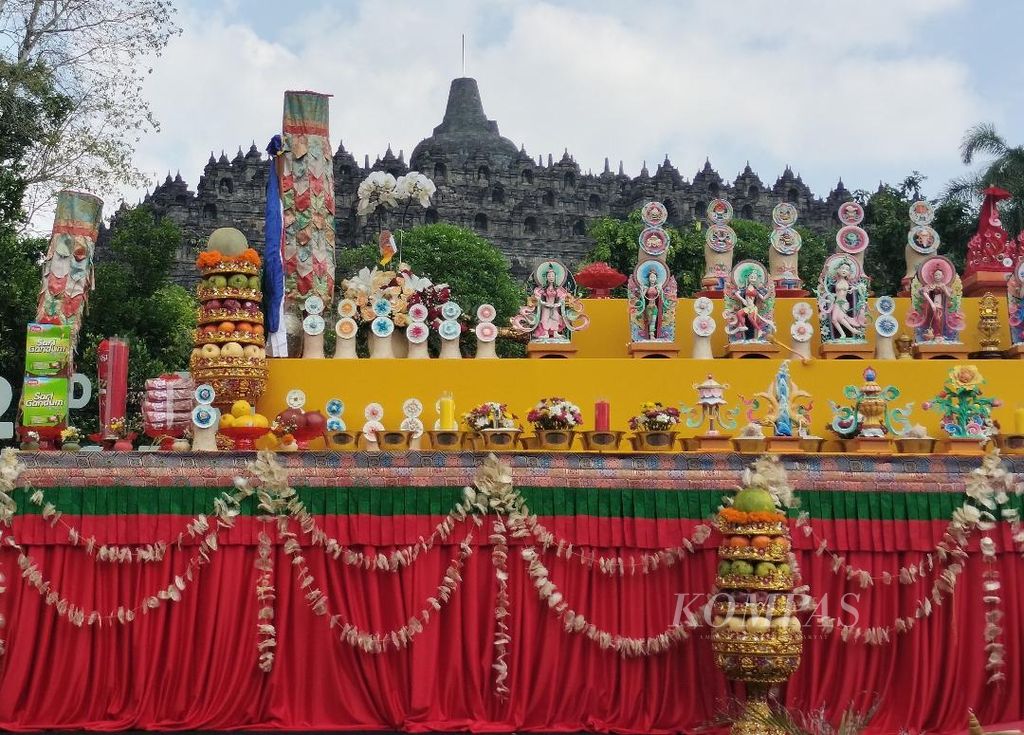 Puluhan persembahan unik berbahan tepung dan mentega yang dipajang di altar di acara Nyingma Monlam 2023 di Taman Wisata Candi Borobudur, Rabu (31/5/2023).