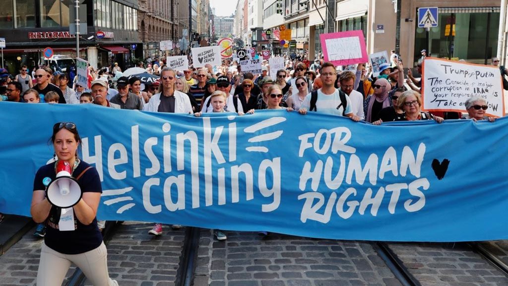  Warga menggelar unjuk rasa dengan tema ”Helsinki Menyeru”, Minggu (15/7/2018), menjelang pertemuan antara Presiden Amerika Serikat Donald Trump dan Presiden Rusia Vladimir Putin di Helsinki, Finlandia. 