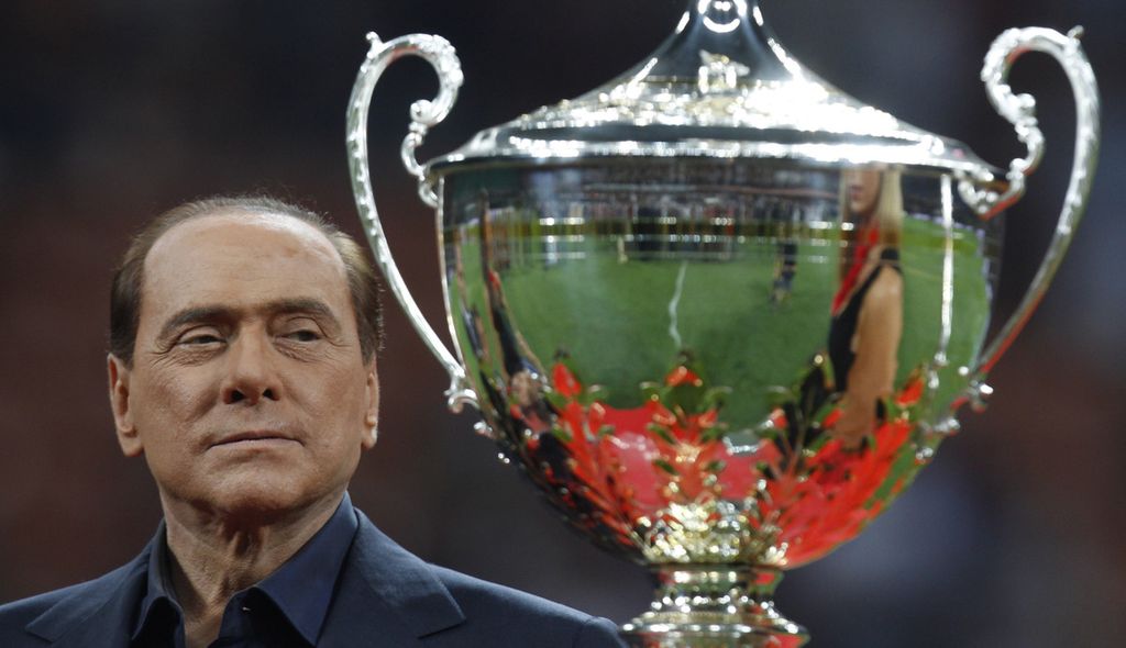 Mantan Perdana Menteri Italia Silvio Berlusconi menatap trofi yang diberi nama sesuai dengan namanya setelah pertandingan antara AC Milan dan Juventus di San Siro, Milan, 21 Agustus 2011. Berlusconi, penggemar berat sepakbola dan juga pernah menjabat sebagai Presiden Klub AC MIlan, wafat di rumah sakit di Milan, Senin (12/6/2023) karena penyakit leukimia yang dideritanya. 
