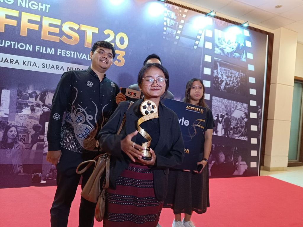Natasya Yovita (depan), produser film berjudul <i>Kronik Puriwicara</i> dari rumah produksi HRV Yogyakarta, memenangi kategori film terbaik antikorupsi kategori film pendek ide cerita di acara Anti Corruption Film Festival (ACF Fest 2023), Jumat (8/12/2023).