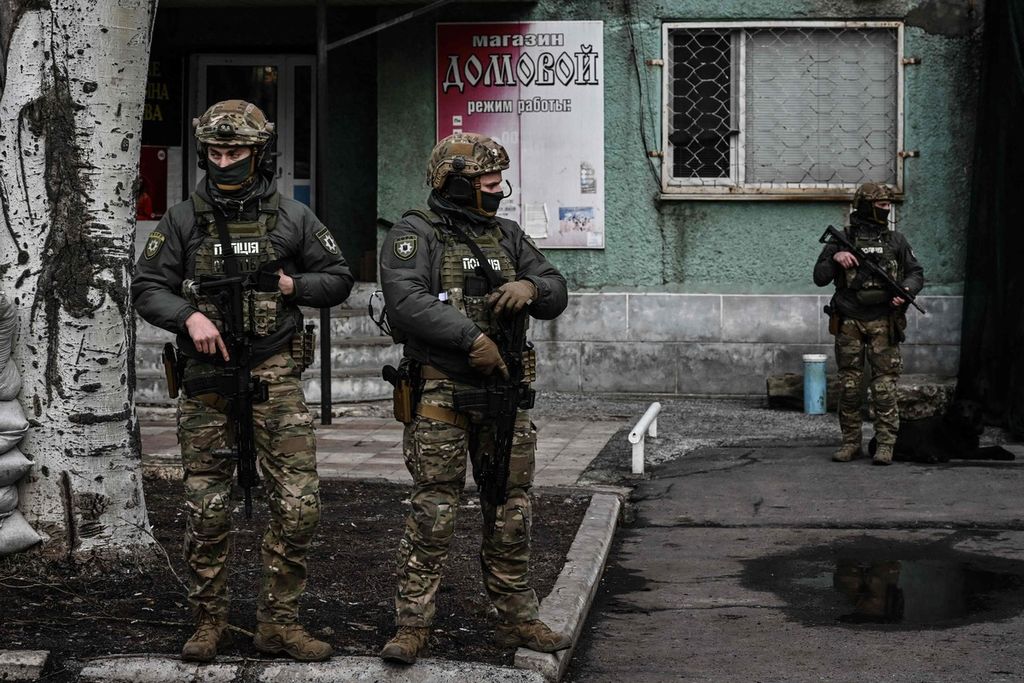  Tentara Ukraina berpatroli di Novoluhanske, Ukraina timur, Sabtu (19/2/2022). 