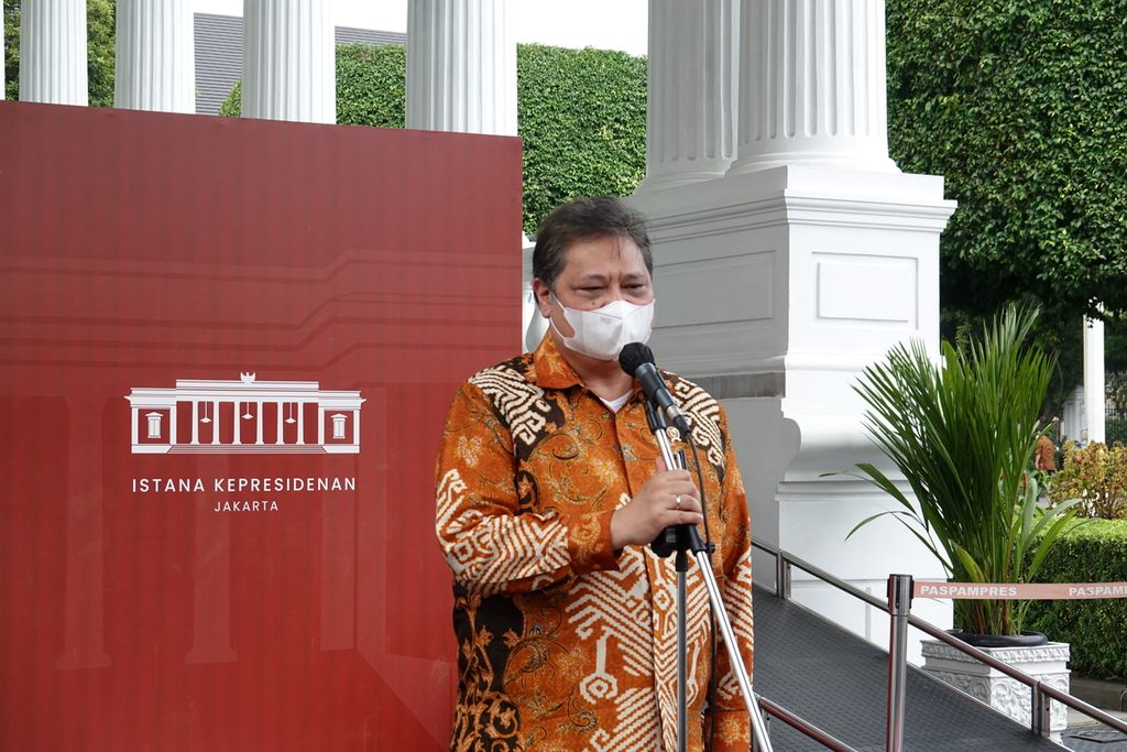 Menteri Koordinator Bidang Perekonomian Airlangga Hartarto seusai rapat terbatas terkait persiapan KTT G20 di Lingkungan Istana Kepresidenan, Jakarta, Senin (3/10/2022). 