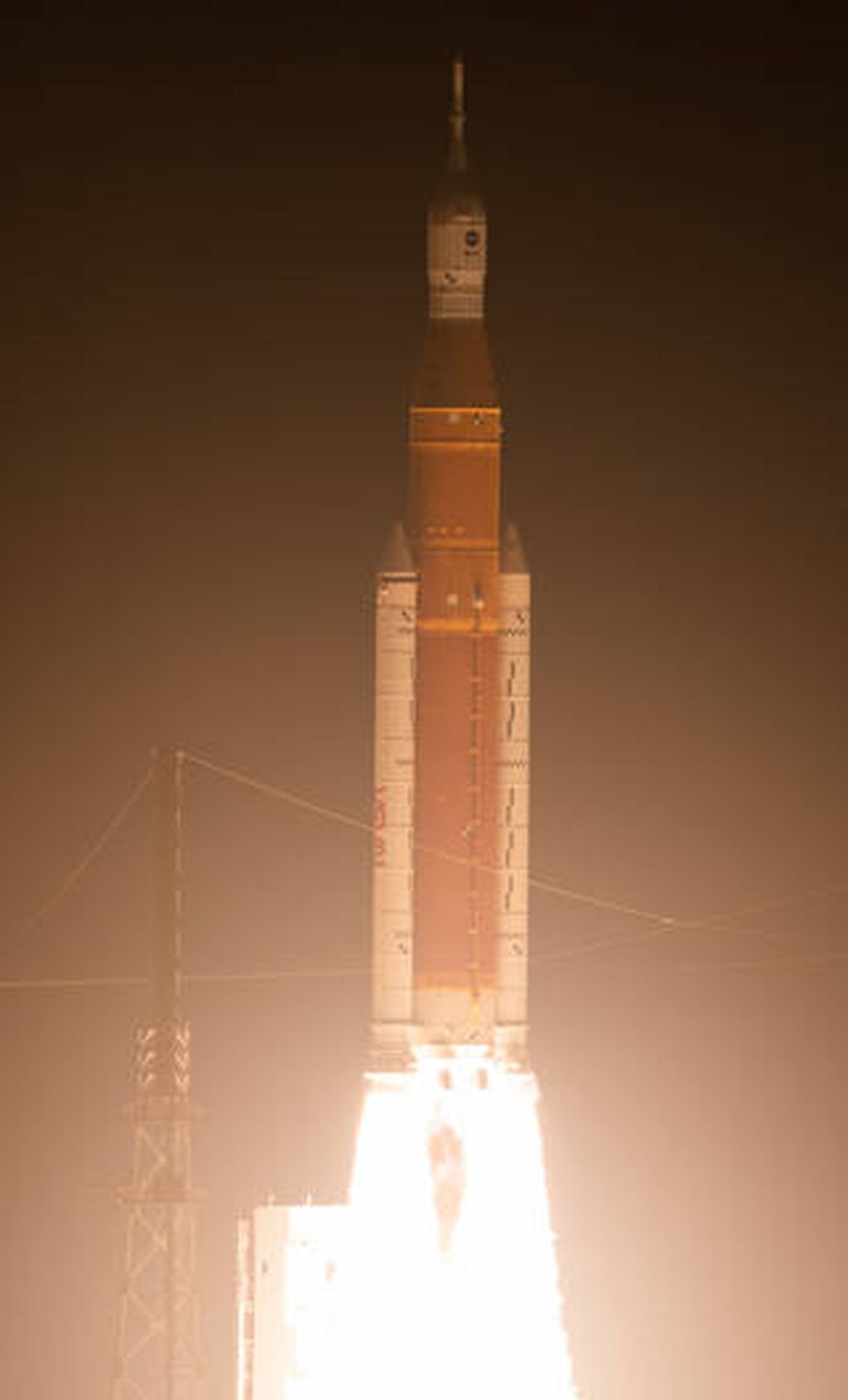 Roket pengangkut wahana Orion dalam misi Artemis 1 meluncur dari Bandar Antariksa Kennedy, Amerika Serikat, 16 November 2022. Misi Artemis 1 ini bertujuan menguji Orion apakah siap digunakan untuk mengirim antariksawan ke Bulan dan membawa mereka kembali ke Bumi.