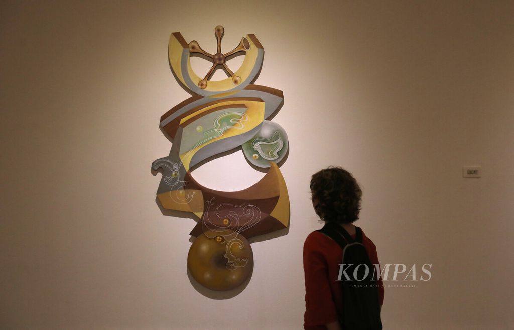Pengunjung mengamati lukisan karya Gogor Purwoko dalam pameran bertajuk "Tanda Pada Lipatan" di Galeri Nasional, Jakarta, Kamis (2/3/2023). Pemikiran Gogor Purwoko tentang dua sisi dalam kehidupan dituangkan dalam pameran tunggal lukisan abstraknya. 