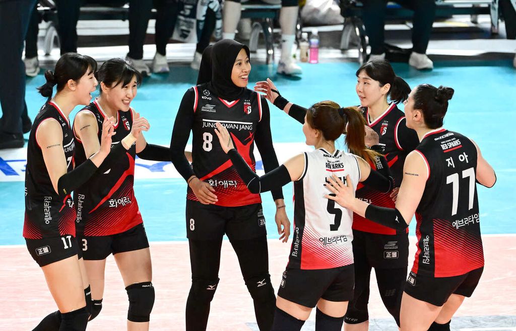 Indonesian volleyball player, Megawati Hangestri Pertiwi of Pevoli Indonesia, celebrated her victory with her team, Daejeon Jung Kwan Jang Red Sparks, in the fourth round of the sixth Korean Volleyball League match against GS Caltex KIXX Seoul at Chungmu Gymnasium, Daejeon, South Korea, on Thursday (7/3/2024).
