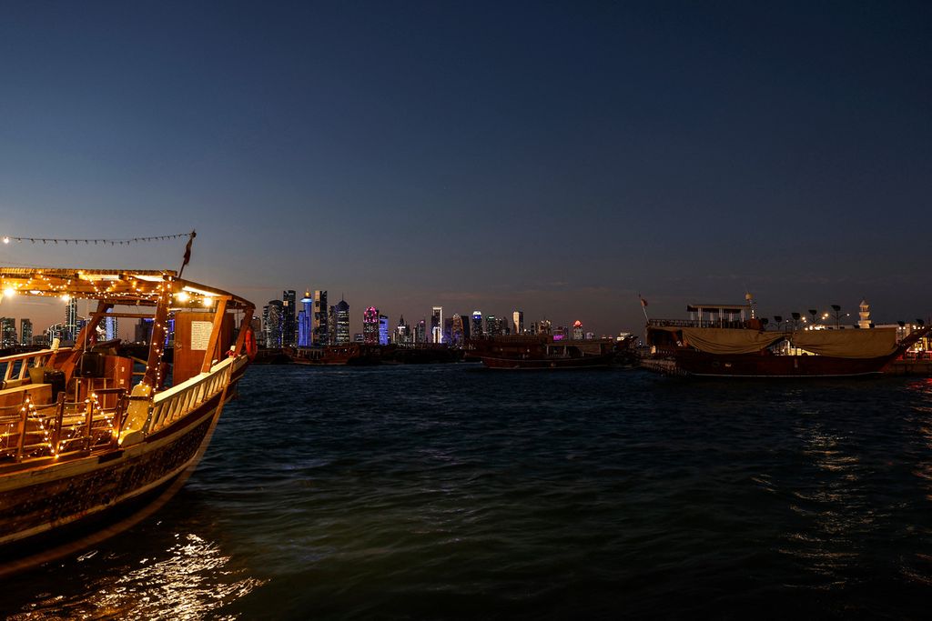 Siluet kota Doha digambarkan dari atas perahu pada hari kedua bulan suci Ramadhan, 12 Maret 2024. 