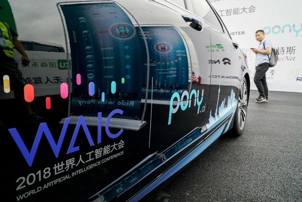 Mobil swakemudi buatan Pony.ai dipajang pada ajang World Artificial Intelligence Conference 2018 (WAIC 2018) di Shanghai, China, 17 September 2018. 