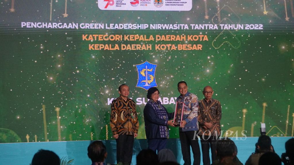Menteri Lingkungan Hidup dan Kehutanan Siti Nurbaya Bakar (kedua kiri) memberikan penghargaan Green Leadership Nirwasita Tantra 2022 di Gedung Manggala Wana Bakti, kompleks Kementerian Lingkungan Hidup dan Kehutanan, Jakarta, Selasa (29/8/2023).