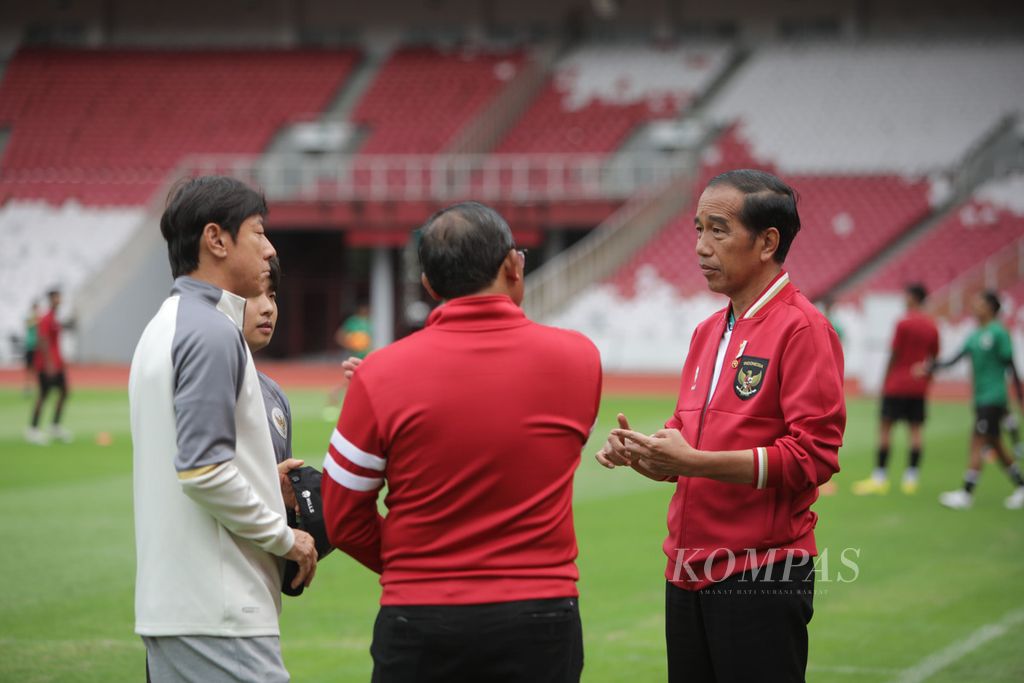 President Joko Widodo talks with the coach of the U-20 Indonesian team Shin Tae-yong at the Bung Karno Main Stadium, Jakarta, Saturday (1/4/2023).