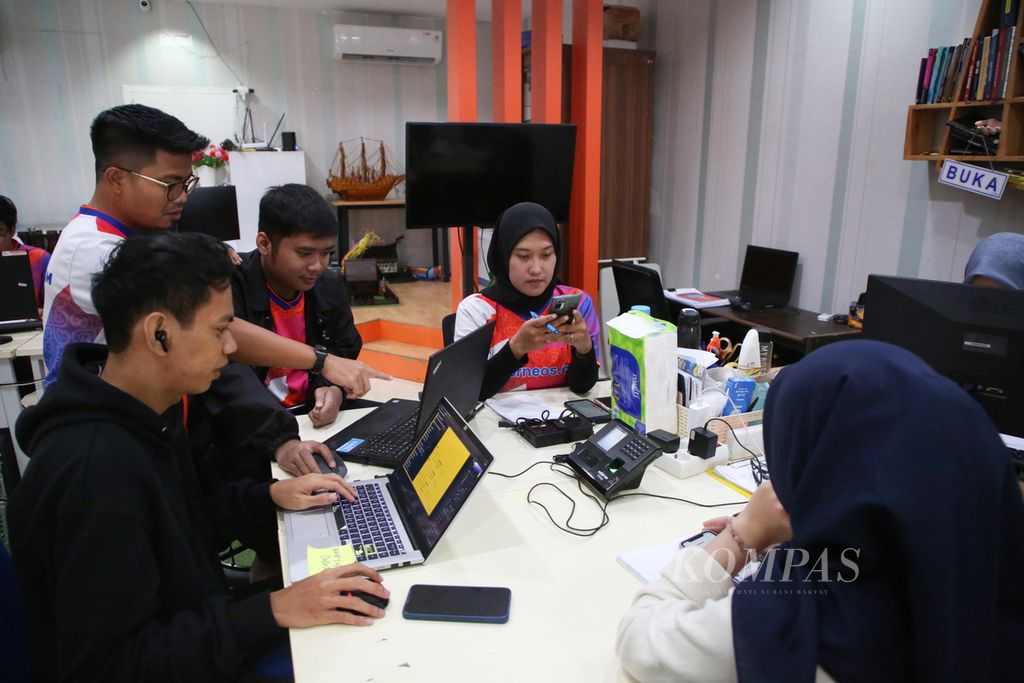 Suasana kerja di kantor Bonjek di Kompleks Koperasi Karyawan Pupuk Kaltim Kota Bontang, Kalimantan Timur, Selasa (13/6/2023). 