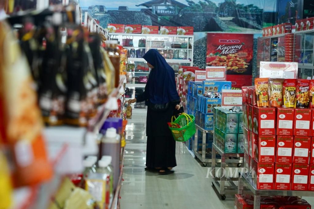 Sulastri (40) membeli olahan mete di toko oleh-oleh Bravo, Kendari, Sulawesi Tenggara, Minggu (23/7/2023). Mete dan berbagai bentuk olahannya menjadi pilihan utama masyarakat saat berkunjung ke wilayah ini.