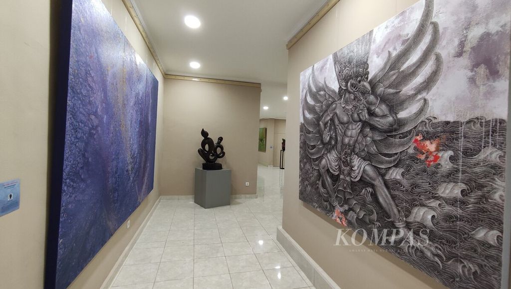 Institut Seni Indonesia (ISI) Denpasar menghadirkan pameran seni rupa internasional bertajuk "Dharma-Tirta-Prana" serangkaian Bali Padma Bhuwana II. Lebih dari 60 karya seni berupa lukisan, keramik, patung, topeng, seni serat, <i>fashion</i>, sampai karya fotografi ditampilkan dalam pameran Bali Bhuwana Rupa 2022 di Gedung Nata-Citta Art Space ISI Denpasar mulai Kamis (8/12/2022) sampai Minggu (8/1/2023). 