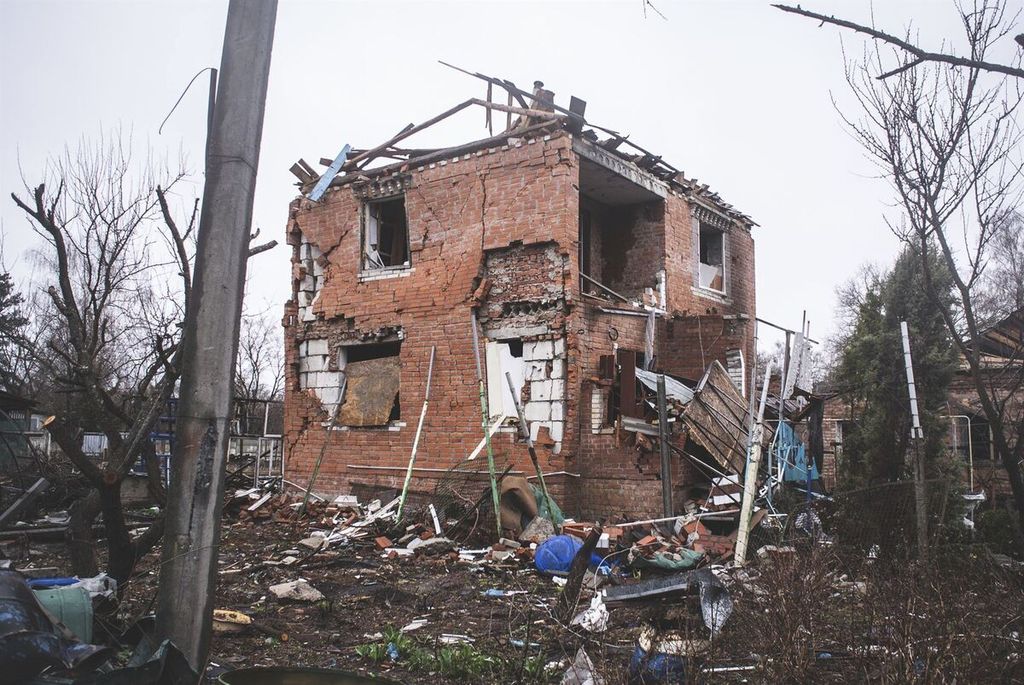 Foto yang diunggah majalah Cukr, 19 April 2022, ini memperlihatkan puing sebuah rumah yang hancur akibat gempuran artileri di kota Klymentove, Sumy, Ukraina. 
