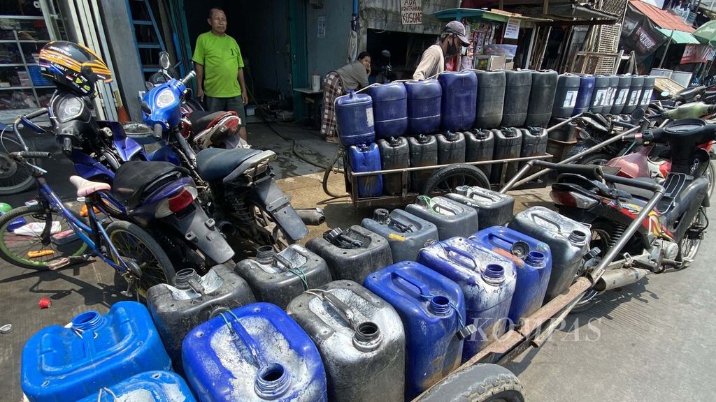 Pedagang air bersih mengisi ulang jeriken di kios air bor di Jalan Muara Baru, Penjaringan, Jakarta Utara, Minggu (5/9/2021). 