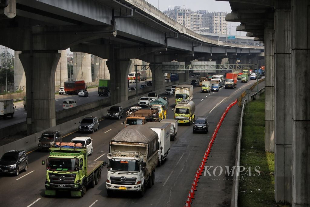 Truk barang melalui Jalan Tol Jakarta-Cikampek di kawasan Bekasi, Jawa Barat, Senin (26/6/2023). 