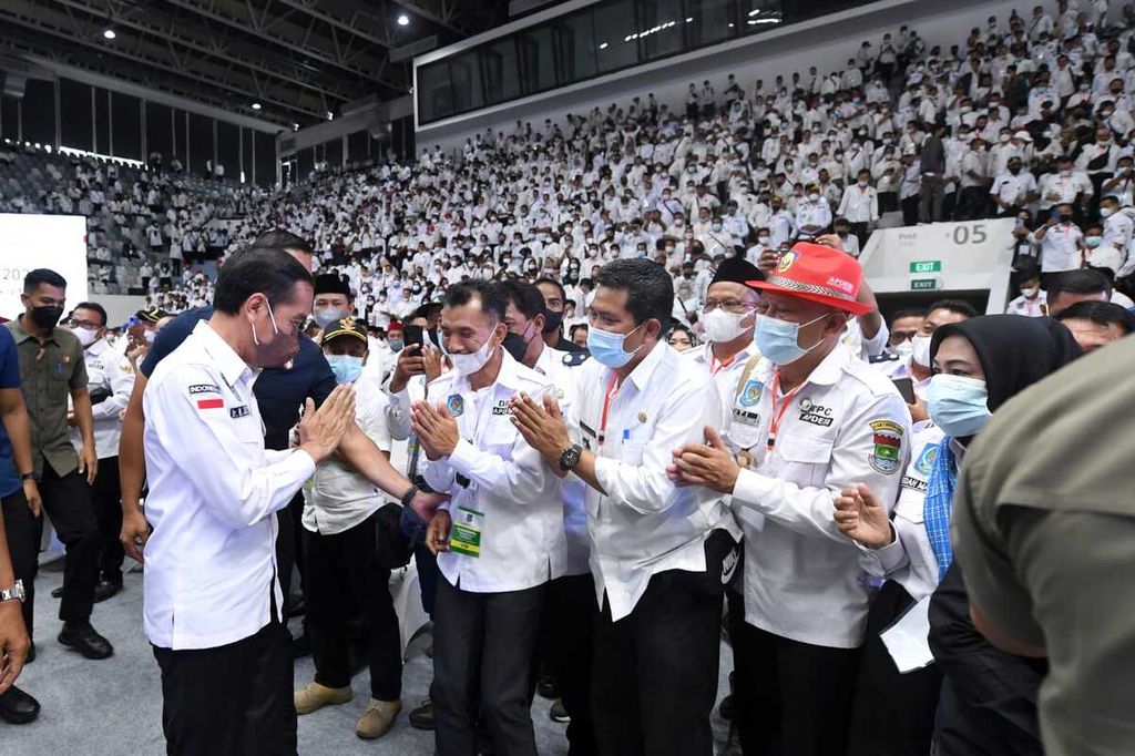 Presiden Joko Widodo menyapa para kepala desa yang hadir dalam Silaturahmi Nasional Apdesi di Istora Senayan, Jakarta, Selasa (29/3/2022).