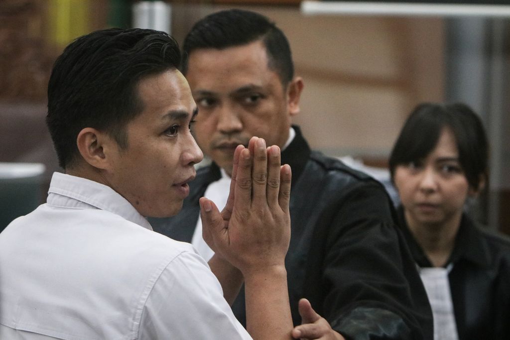 Terdakwa Richard Eliezer atau Bharada E bersiap meninggalkan ruang sidang di Pengadilan Negeri Jakarta Selatan, Rabu (18/1/2023). Richard Eliezer dituntut pidana penjara 12 tahun dalam kasus pembunuhan berencana terhadap Nofriansyah Yosua Hutabarat atau Brigadir J. Atas tuntutan tersebut, tim kuasa hukum Richard Eliezer akan menyampaikan nota pembelaan pada sidang selanjutnya. 