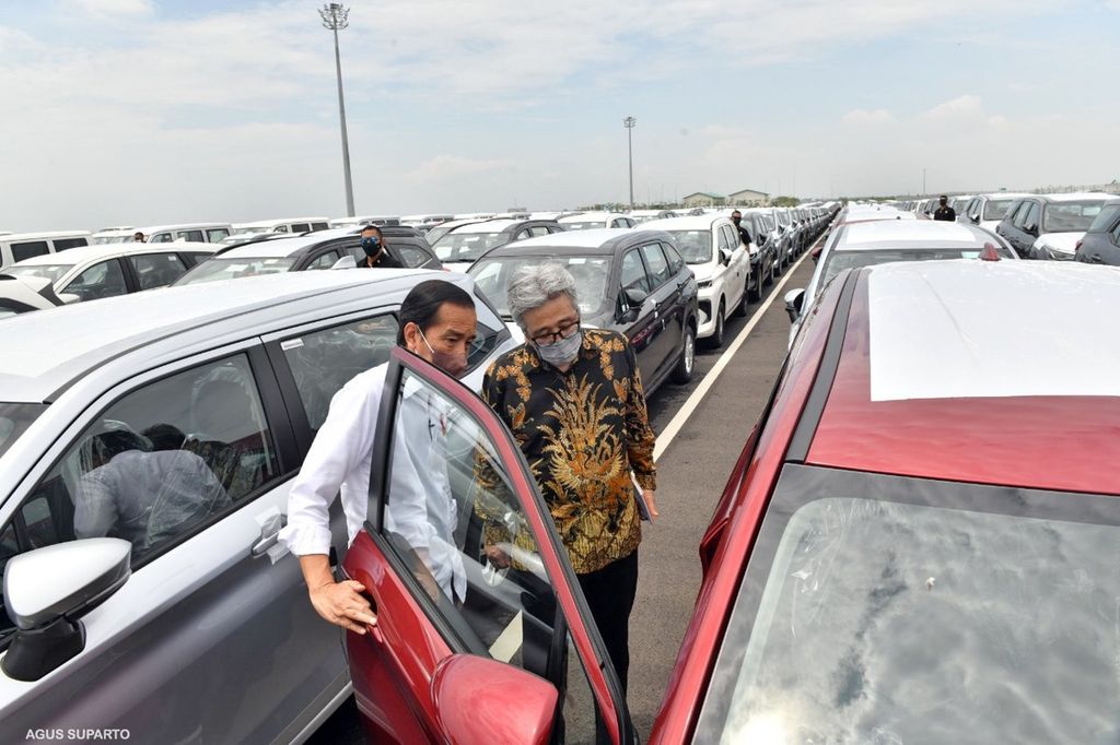 Presiden Joko Widodo meninjau mobil yang akan diekspor dari Pelabuhan Patimban, Subang, Jawa Barat, Selasa (8/3/2022). 