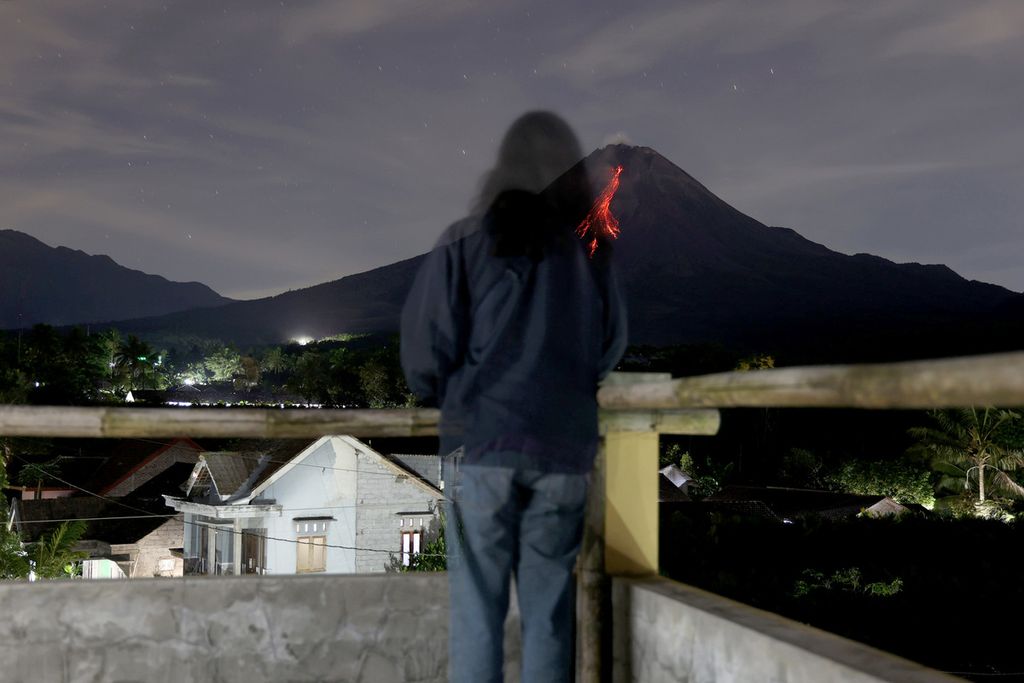 Guguran lava pijar dari Gunung Merapi terlihat dari Desa Kaliurang, Kecamatan Srumbung, Kabupaten Magelang, Jawa Tengah, Senin (3/1/2022) malam. 