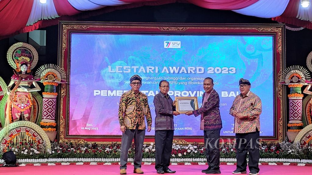 Gubernur Bali Wayan Koster (kedua, kiri) menerima penghargaan dari pengurus Serikat Perusahaan Pers (SPS) yang diserahkan Ketua Dewan Pertimbangan SPS ABG Satria Naradha (kedua, kanan) dalam acara jamuan makan malam perayaan HUT Ke-77 SPS di kompleks Jaya Sabha kediaman Gubernur Bali di Denpasar, Jumat (11/8/2023).