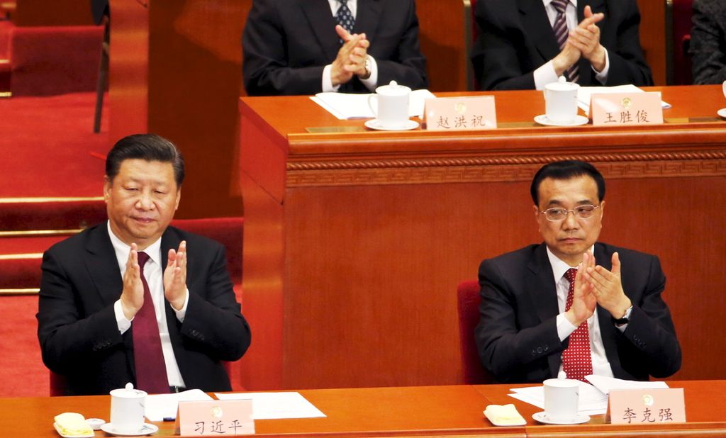 Presiden China Xi Jinping (kiri) dan Perdana Menteri China Li Keqiang bertepuk tangan saat sesi pembukaan Konferensi Konsultatif Politik Rakyat China (CPPCC) diadakan di Beijing, China, Jumat, 3 Maret 2017. 
