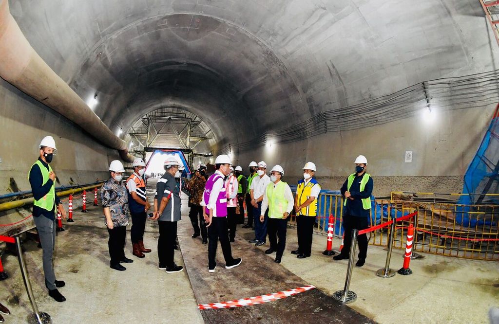 Presiden Joko Widodo meninjau terowongan 2 proyek pembangunan kereta cepat Jakarta-Bandung, Senin (17/1/2022). Terowongan ini terletak di Desa Bunder, Kecamatan Jatiluhur, Kabupaten Purwakarta, Jawa Barat. 