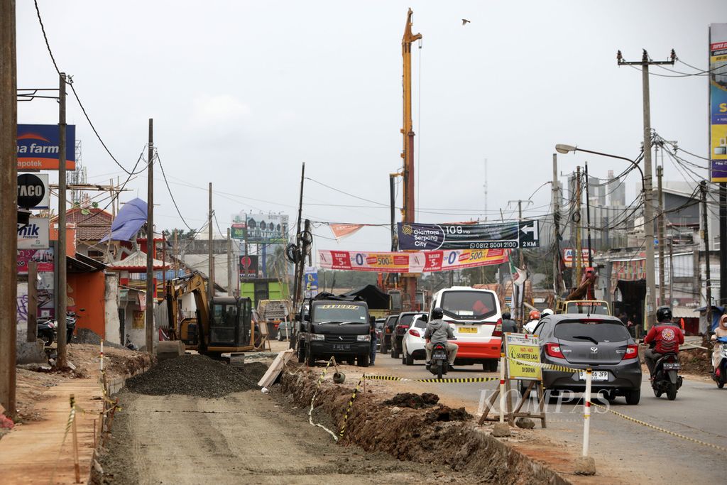 Pembangunan jalan layang Cisauk di Cisauk, Kabupaten Tangerang, Banten, Selasa (14/3/2023).