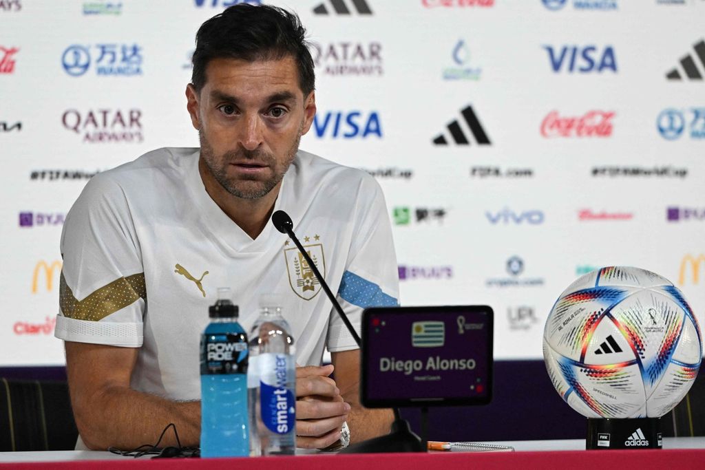 Pelatih Uruguay Diego Alonso dalam jumpa pers di Qatar National Convention Center, Doha, Rabu (23/11/2022). Uruguay akan menghadapi Korea Selatan di laga perdana penyisihan Grup H Piala Dunia Qatar 2022.