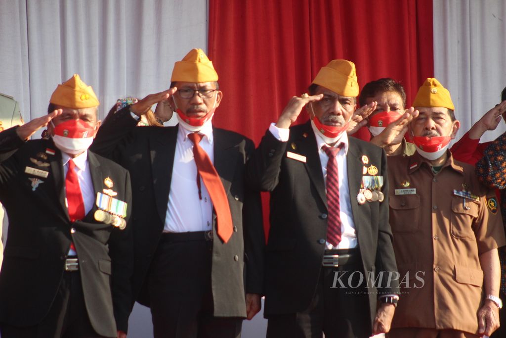 Para veteran mengikuti upacara bendera pada peringatan Hari Ulang Tahun ke 77 tahun Republik Indonesia di Rumah Dinas Gubernur Sumatera Selatan, Rabu (17/8/2022). Perayaan tahun ini lebih ramai dibanding tahun lalu yang terbatas lantaran pandemi.