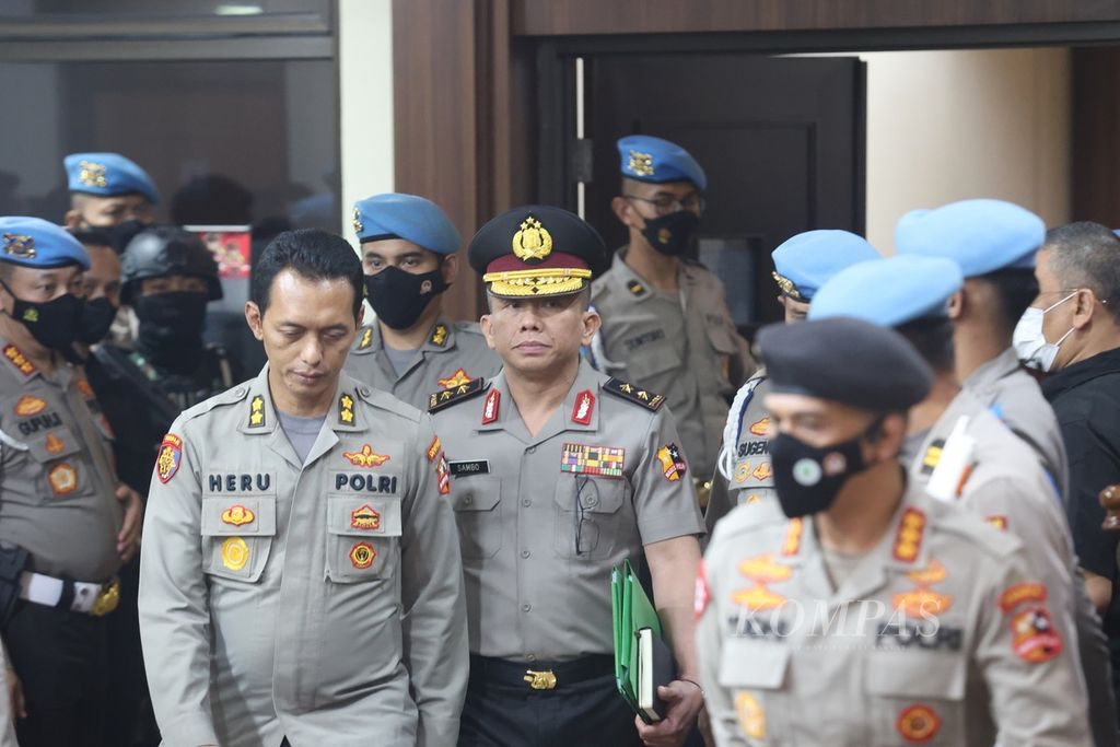 Bekas Kepala Divisi Propam Polri Irjen Ferdy Sambo (tengah) seusai menjalani sidang kasus dugaan pelanggaran kode etik di Markas Besar Polri, Jakarta, Jumat (26/8/2022) dini hari. 