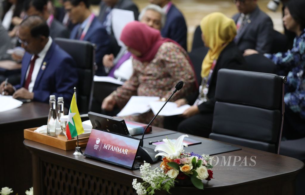Kursi untuk perwakilan Myanmar kosong saat Pertemuan Menteri Luar Negeri ASEAN, di Jakarta, Senin (4/9/2023). Pertemuan ini dipimpin Menteri Luar Negeri Retno Marsudi. 