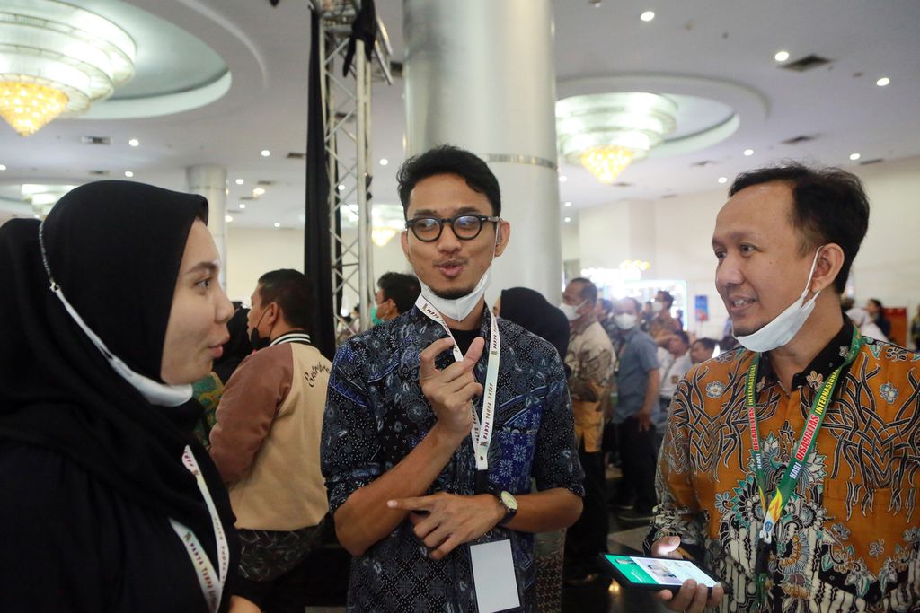 Peserta acara berbicara menggunakan bahasa isyarat dengan pengunjung untuk menjelaskan aplikasi yang ia buat dalam acara Karya Tanpa Batas di Smesco Indonesia, Jakarta Selatan, Selasa (20/12/2022). 