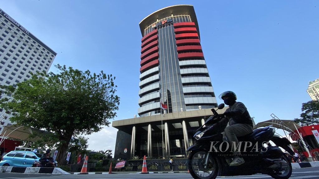 Warga melintas di depan Gedung Merah Putih Komisi Pemberantasan Korupsi (KPK) Kuningan, Jakarta, pertengahan 2020.