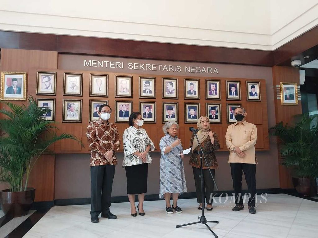 Panitia Seleksi Calon Anggota Komisi Pengawas Persaingan Usaha (KPPU) pada acara penyampaian keterangan pers di lobi Gedung Utama Kementerian Sekretariat Negara, Jakarta, Senin (7/11/2022).