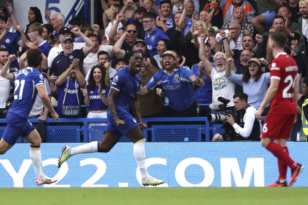 Pemain Chelsea, Axel Disasi, merayakan golnya ke gawang Liverpool pada laga Liga Inggris di Stadion Stamford Bridge, London, Minggu (13/8/2023). Laga itu berakhir imbang 1-1.