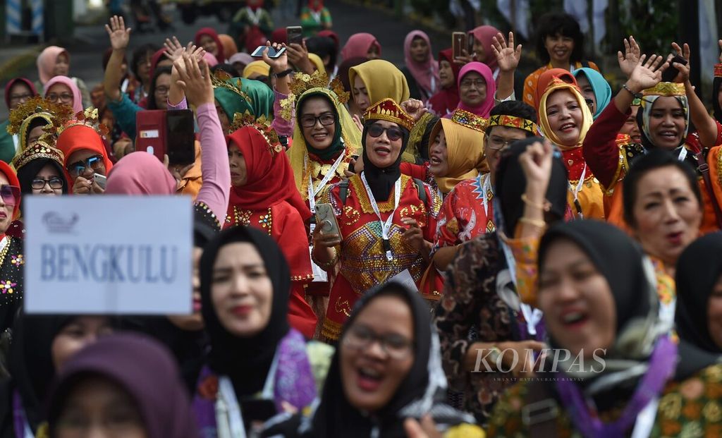 Anggota perwakilan daerah berpakaian adat Nusantara saat parade busana adat mengawali Festival Kepemimpinan Perempuan dan SDG's dan Kongres Nasional V di Asrama Haji Sukolilo, Surabaya, Jawa Timur, Kamis (20/2/2020). 
