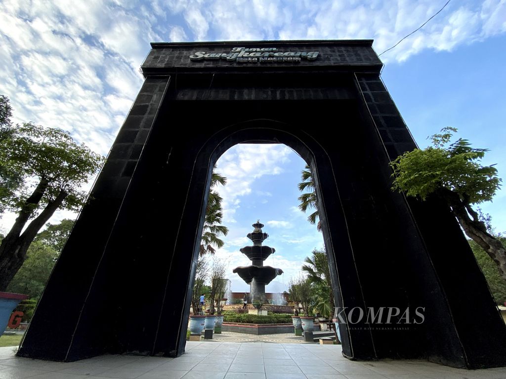 Gerbang Taman Sangkareang, Kota Mataram, Nusa Tenggara Barat, Rabu (5/8/2020). Kebutuhan akan ruang terbuka hijau di Kota Mataram semakin meningkat seiring bertambahnya jumlah penduduk di kota itu.