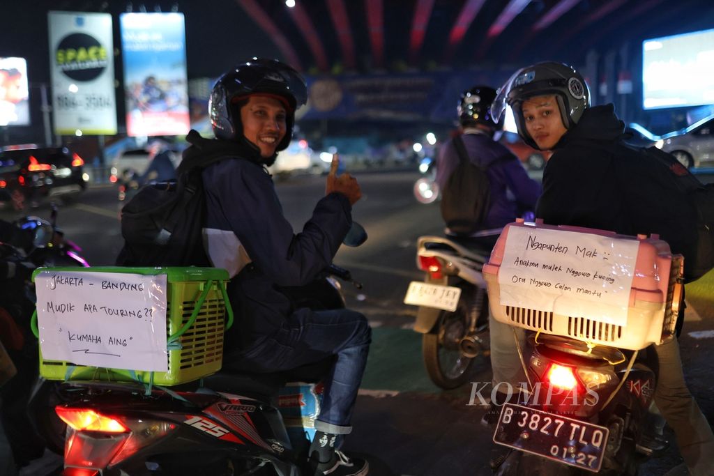 Pesan pemudik yang ditempelkan di belakang motor di Jalan Raya Kalimalang, Kota Bekasi, Jawa Barat, Sabtu (6/4/2024). Kenaikan volume kendaraan mulai terasa di Jalan Kalimalang pada H-4 Lebaran 2024.