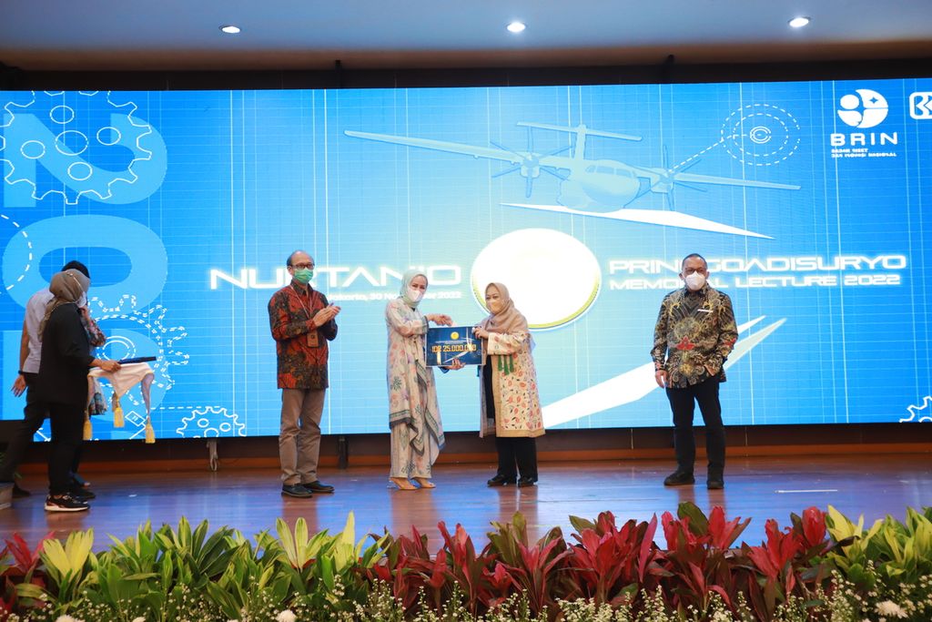 Peneliti Pusat Pemanfaatan Penginderaan Jauh BRIN, Orbita Roswintiarti (kedua kanan), saat menerima penghargaan Nurtanio Pringgoadisuryo Memorial Lecture 2022, di Jakarta, Rabu (30/11/2022).