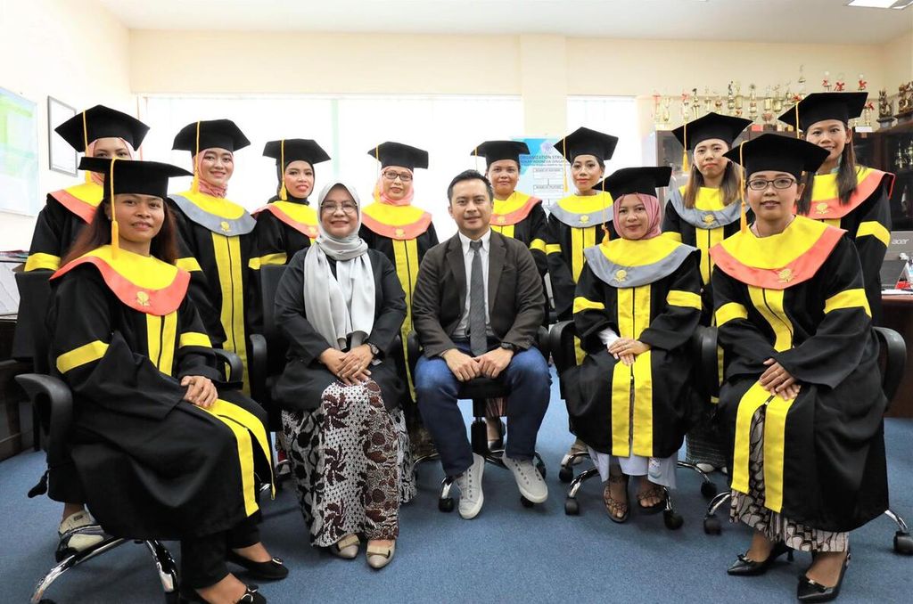Para mahasiswa kelompok belajar Singapura usai menerima ijazah sarjana dari Universitas Terbuka, Minggu (13/3/2022). Mereka semua adalah perempuan pekerja migran Indonesia di Singapura.