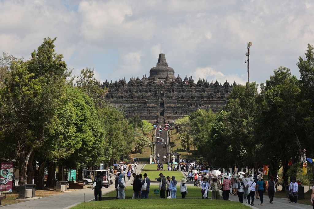Wisatawan mengunjungi Candi Borobudur saat berlangsung acara Indonesia Tipitaka Chanting di Taman Lumbini, kompleks Taman Wisata Candi Borobudur, Magelang, Jawa Tengah, Jumat (21/7/2023). Kegiatan yang diselenggarakan Sangha Theravada Indonesia bersama keluarga Buddhis Theravada Indonesia ini berlangsung hingga 23 Juli 2023.